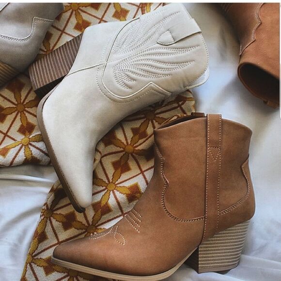 🚨FEW PAIRS LEFT// Camel Western style boot soft vegan leather - Picture 4 of 10
